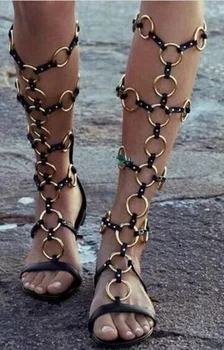 Clássico de Verão, Sandálias Gladiador Mulheres Círculos de Metal Decoração Televisão Sandal Boots Círculo de Tiras de Corte de Dedo do pé Aberto Joelho Botas Altas